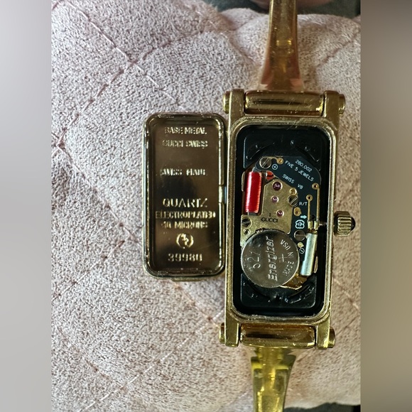 Gucci Horsebit
Vintage Gucci 1500L Horsebit Gold Plated Bangle Watch - Picture 12 of 15